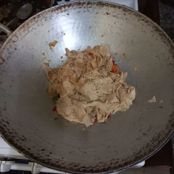 Masukkan kerak tahu yang telah lunak.