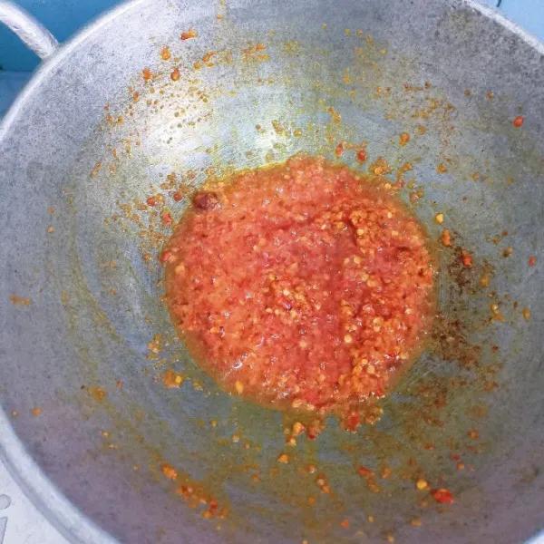Tumis bumbu halus hingga matang.
