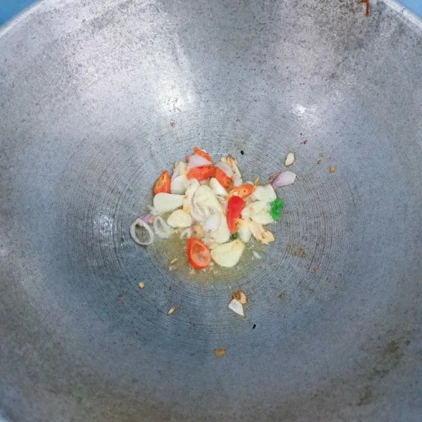Tumis bawang merah, bawang putih, dan cabe rawit.