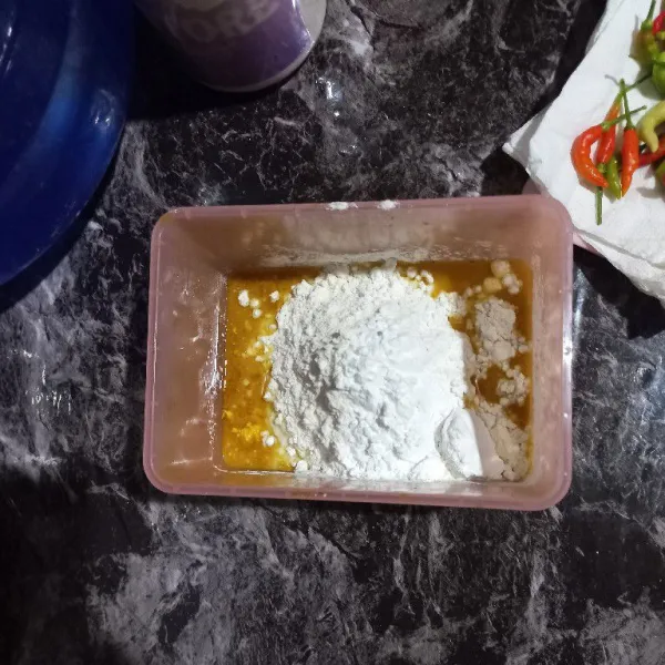 Campurkan seluruh bahan kecuali minyak goreng