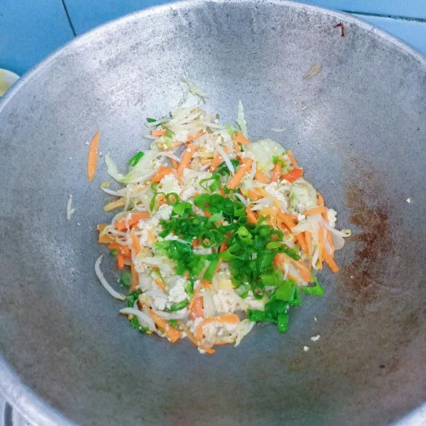Masukkan daun bawang.