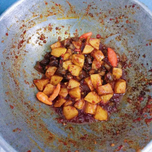Tambahkan cabe rawit, masak hingga air menyusut.