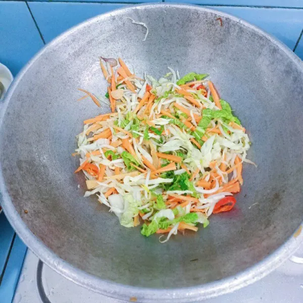 Tambahkan garam, penyedap rasa, merica, gula dan sedikit air.
