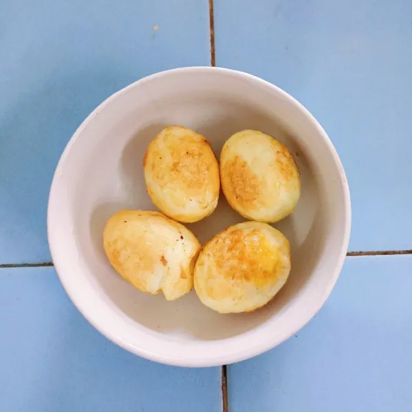 Telur yang telah direbus kemudian digoreng.