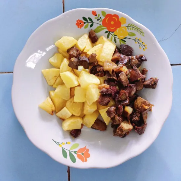 Goreng kentang dan ati hingga matang.