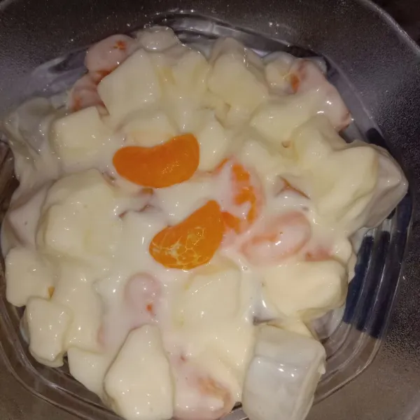 Kemudian pindahkan ke mangkuk, beri jeruk di atas salad buah, lalu sajikan! 🙏