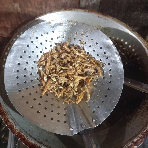 Goreng teri sampai kering kemudian tiriskan