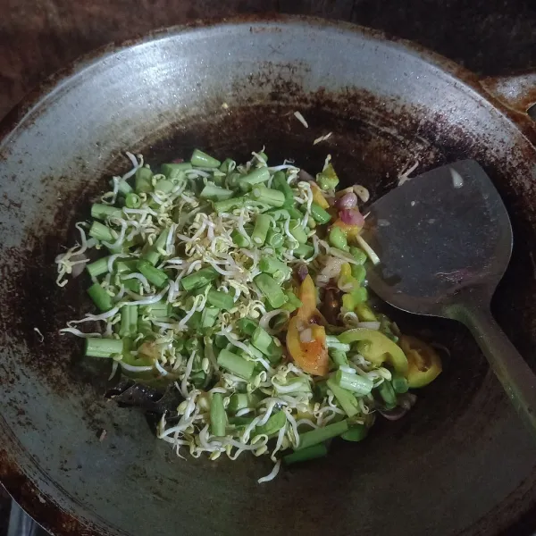 Masukkan buncis dan toge, tambahkan juga garam dan gula. Masak sampai layu