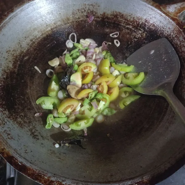 Tumis bawang bawangan, cabe, tomat, lengkuas dan salam sampai harum