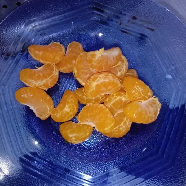 Kupas jeruk.