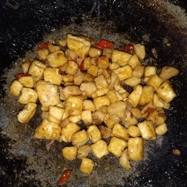 Lalu masukkan tahu yang sudah digoreng tadi, aduk-aduk