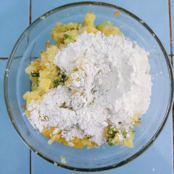 Masukkan tepung beras.