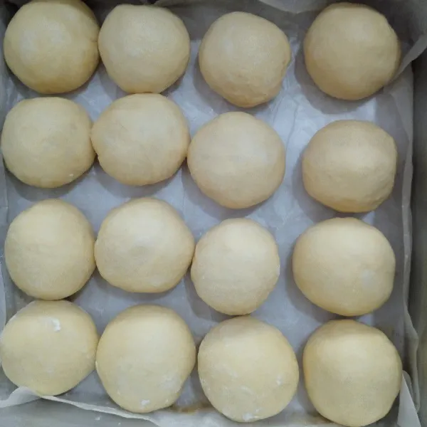 Bagi adonan menjadi beberapa bagian.