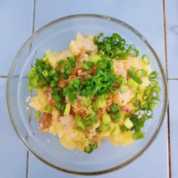 Tambahkan daun bawang dan bawang goreng, garam, penyedap rasa, merica.