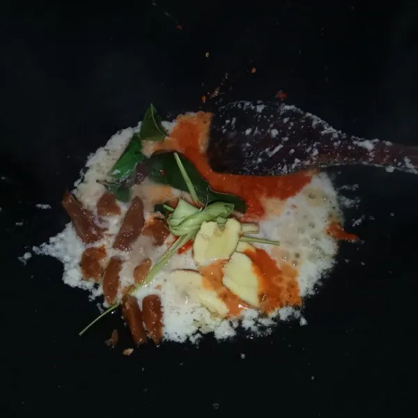 Haluskan bawang merah, bawang putih dan cabai, tumis hingga harum, masukkan bahan lainnya, aduk hingga rata
