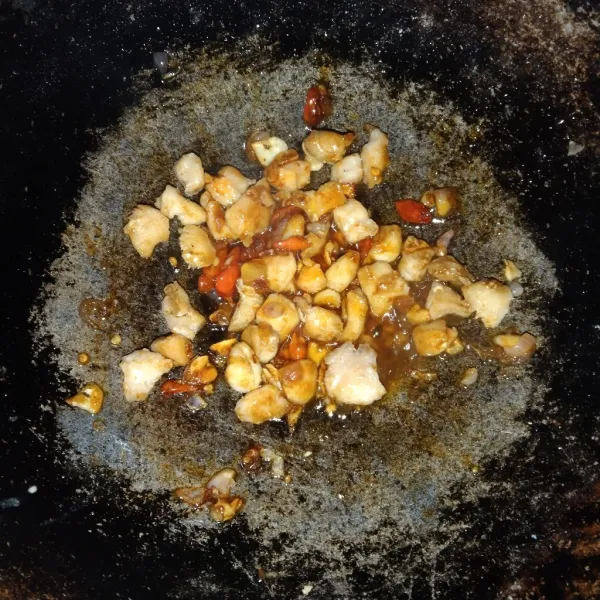 Lalu masukkan ayam oseng-oseng hingga ayam matang lalu masukkan saus sambal, kecap manis, garam, gula dan penyedap rasa aduk-aduk kemudian masukkan sedikit air aduk-aduk