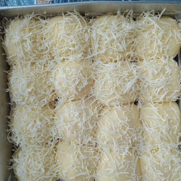 Oles dengan susu cair dan taburi dengan keju parut.