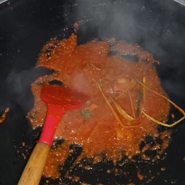 Masak bumbu hingga benar-benar matang, koreksi rasanya
