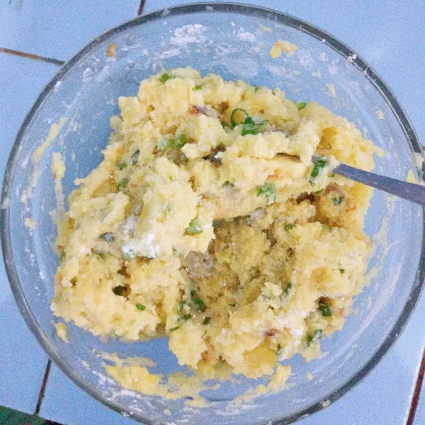 Aduk kentang hingga tercampur merata.