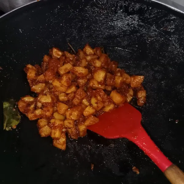 Aduk rata dan masak hingga bumbu meresap. Angkat