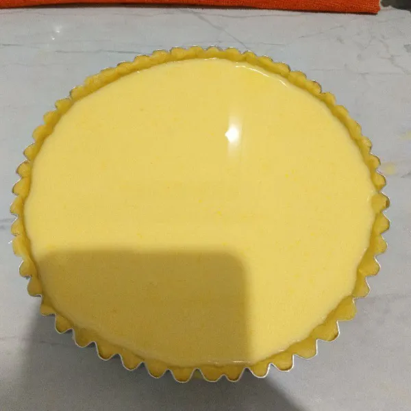 Saring bahan filiing lalu tuang ke dalam kulit pie.