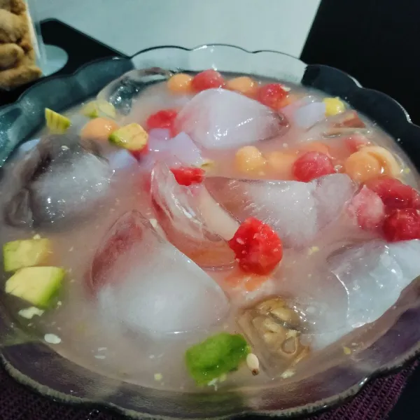 Masukkan es batu dan susu aduk sampai rata