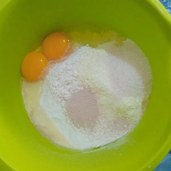 Campur tepung terigu, susu bubuk, gula pasir, ragi instan, telur dan susu cair sedikit demi sedikit sambil diulen hingga setengah kalis.