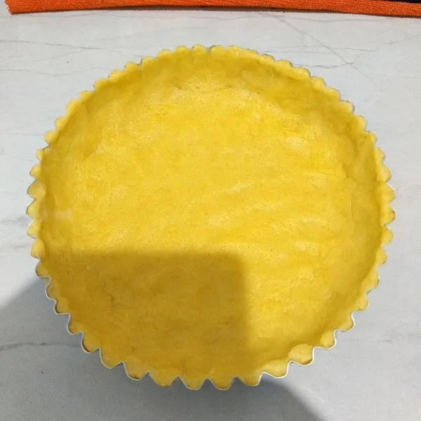Letakkan adonan ke dalam loyang yang sudah dioles tipis margarin.