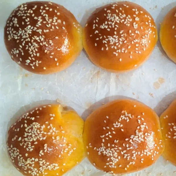 Oven selama 25 menit di suhu 170°C sesuai oven masing masing, dan setelah matang oles dengan margarin.