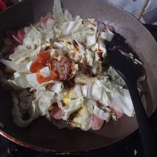 Lalu masukan kol, air, gula, kaldu bubuk, kecap manis, saus tiram dan saus sambal, aduk rata
