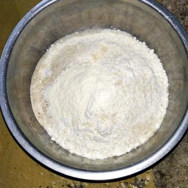 Campur terigu, gula pasir, ragi dan garam menjadi satu