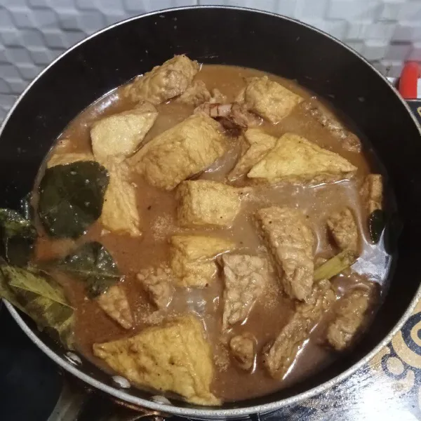 Tambahkan santan, aduk-aduk hingga matang. Koreksi rasanya