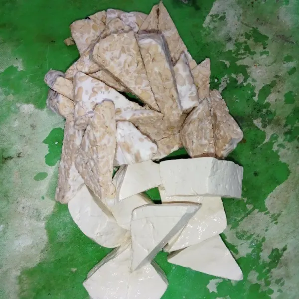 Siapkan tempe dan tahu, potong-potong sesuai selera, rendam air garam