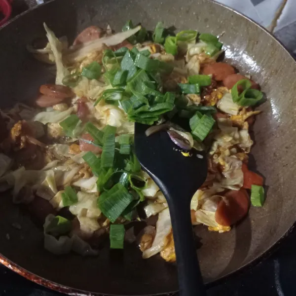 Terakhir masukan irisan daun bawang, aduk rata