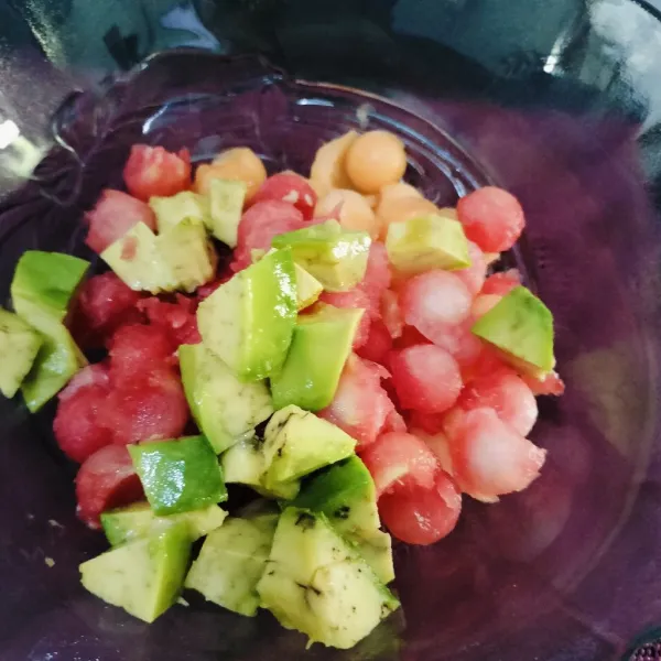Kemudian tambahkan buah semangka dan alpukat