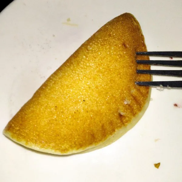 Angkat kemudian isi dengan topping keju dan meses , kemudian lipat, dan tekan bagian sampingnya dengan garpu agar merekat, martabak Lipat siap di sajikan