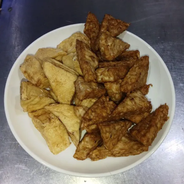Goreng tahu dan tempe hingga matang