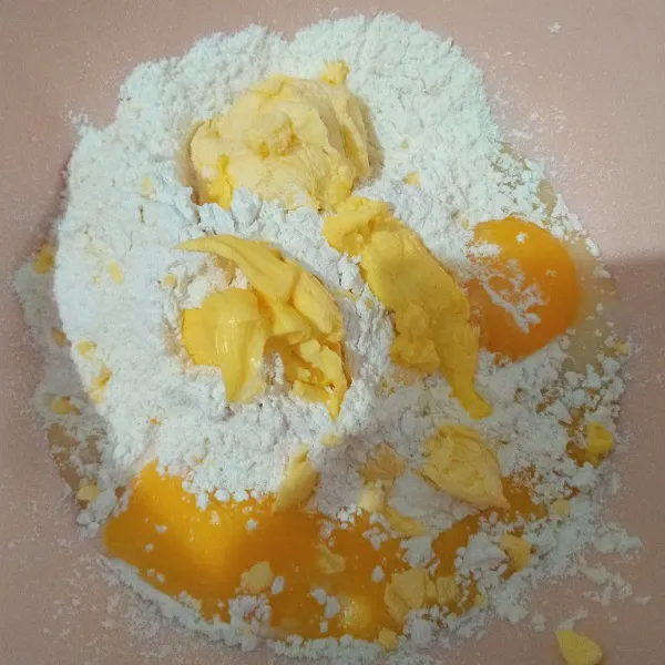 Campur semua bahan  utama untuk membuat kulit pienya.