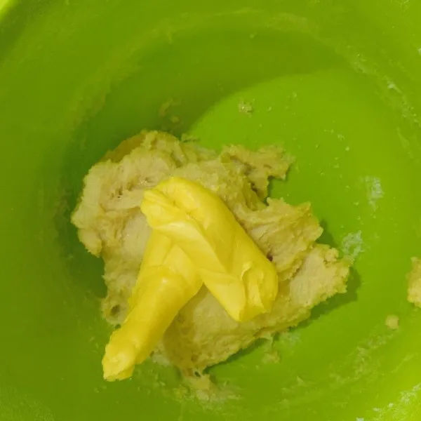 Kemudian masukkan margarin dan garam. Uleni kembali.
