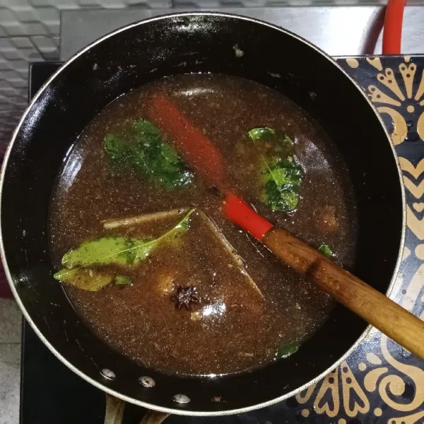 Tambahkan air, bumbui garam, gula, kecap, penyedap. Aduk rata dan masak hingga mendidih