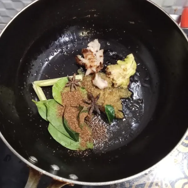 Tumis bumbu hingga harum dan matang