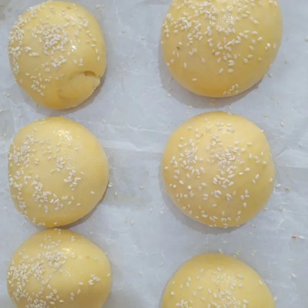 Oles adonan dengan bahan oles secara merata,lalu taburi dengan biji wijen.