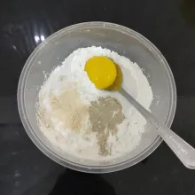 Masukkan ke dalam mangkok: tepung tapioka, tepung beras, kuning telur ...