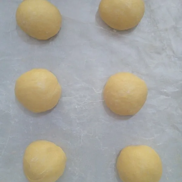 Kemudian bulatkan dan Tata dalam loyang yang sudah diberi baking paper.