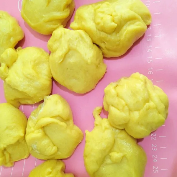 Kempiskan adonan lalu bagi menjadi 12 bagian.