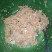 Kemudian masukkan air es aduk-aduk lalu masukkan isian tahu putih aduk-aduk
