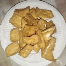 Potong-potong tahu menjadi 2 bagian lalu goreng