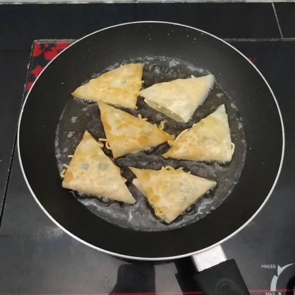 Setelah itu goreng martabak dalam minyak panas hingga kedua sisinya matang kecoklatan. Angkat dan tiriskan.