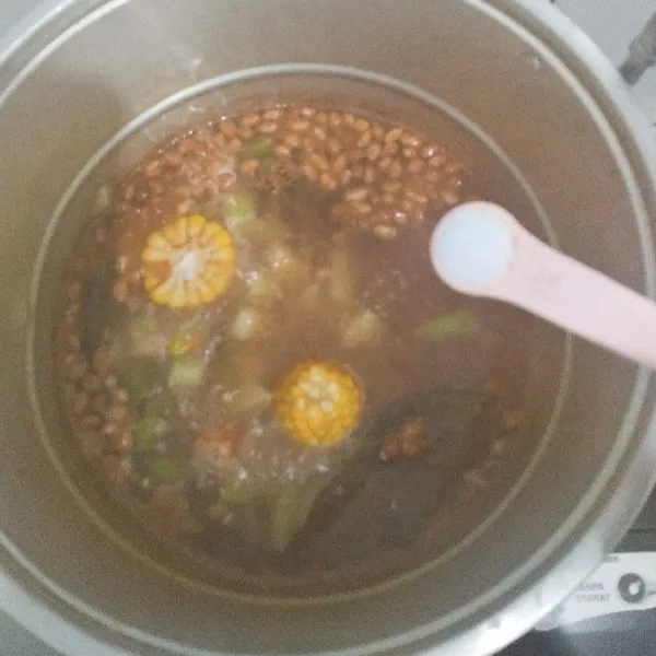 Taburkan garam, gula dan penyedap, kemudian koreksi rasa.