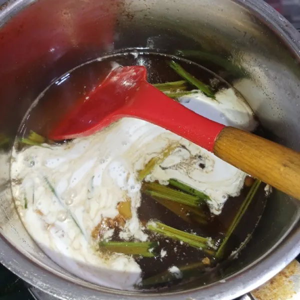 Tuang santan, masak hingga mendidih, koreksi rasanya. Tambahkan larutan maizena. Aduk rata